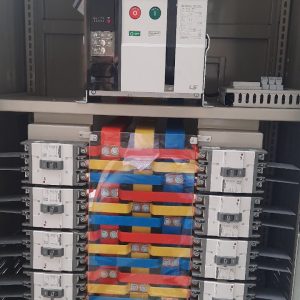 Lắp Đặt Tủ Điện Tổng Phân Phối Cho Hệ Thống Năng Lượng Mặt Trời Solar