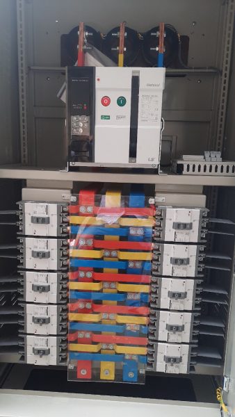 Lắp Đặt Tủ Điện Tổng Phân Phối Cho Hệ Thống Năng Lượng Mặt Trời Solar